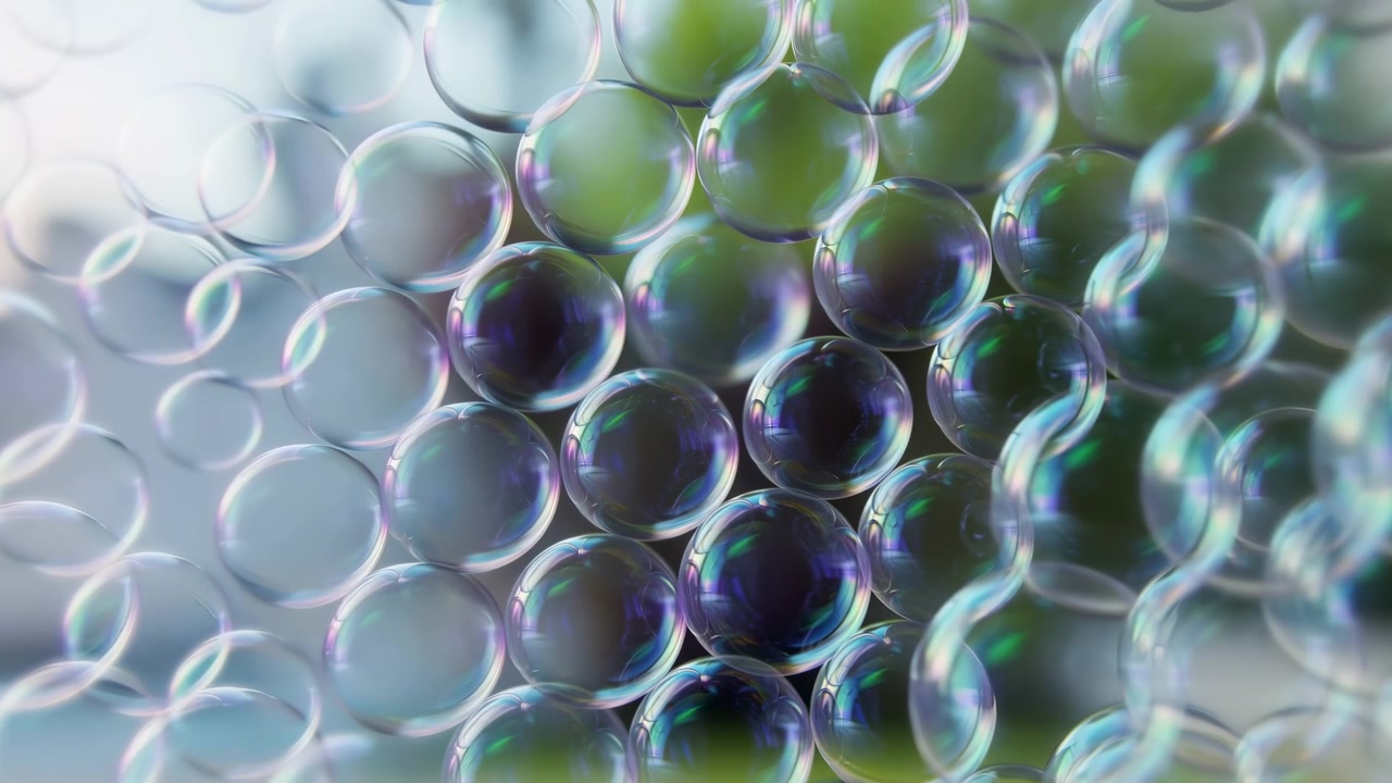 Movimento macro di bolle di sapone iridescenti traslucide che si trasformano in una forma più densa e raggruppata con luce diffusa sui bordi, riflessi pastello, profondità stratificata e calma eleganza astratta.