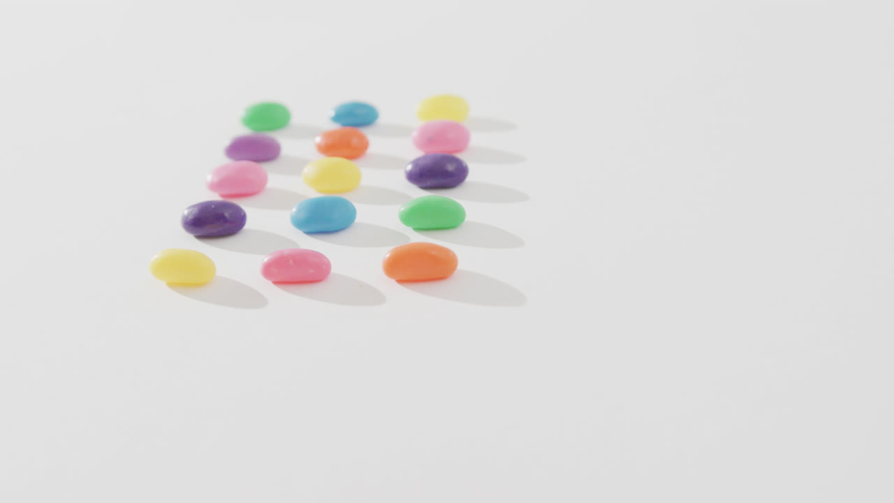 ⁇ 색 배경 위에 복사 공간이 있는 다채로운 과자 줄의 위상 뷰의 비디오