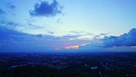 Timelapse-Hat-Yai-City-Skyline-Con-Cielo-Crepuscular-En-Songkhla-En-Tailandia