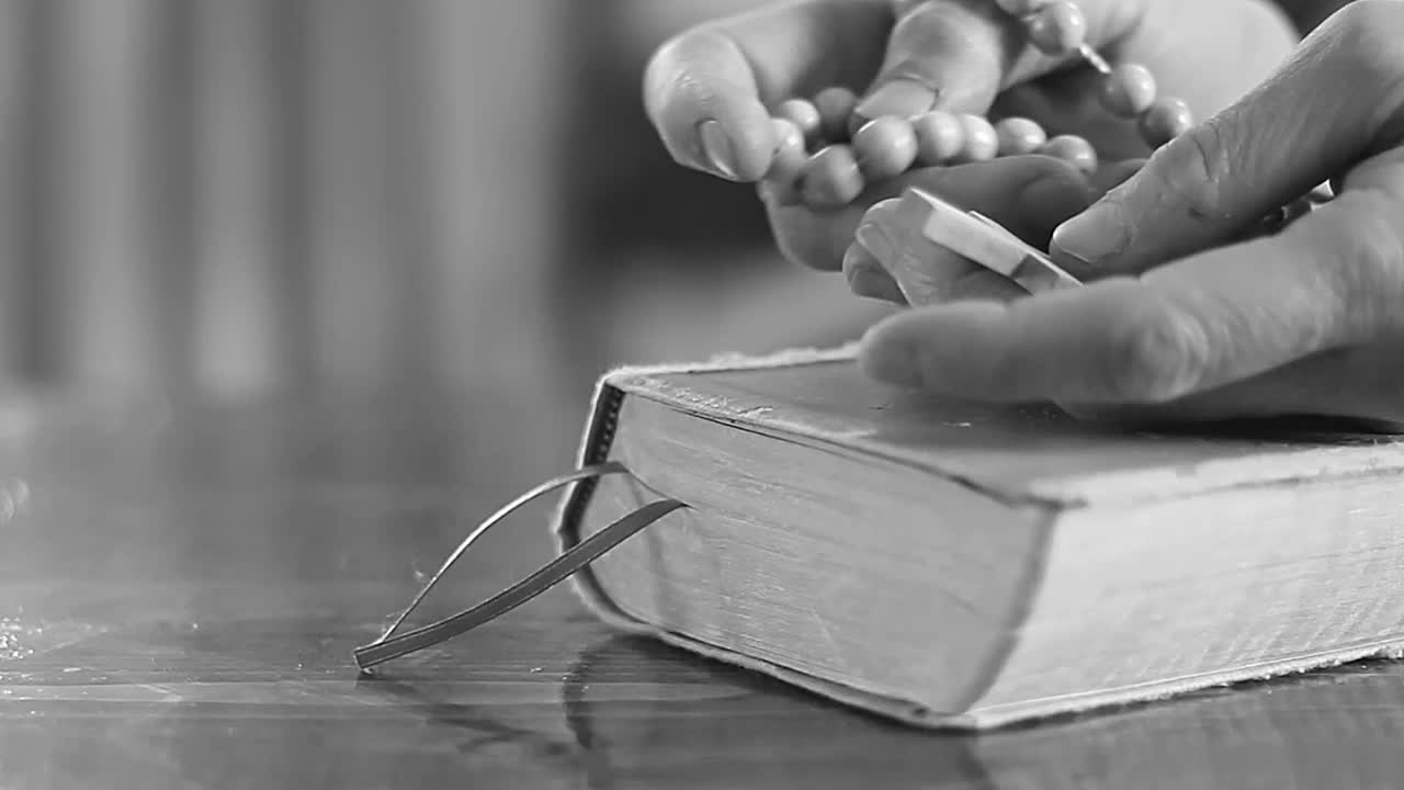 성경 위에 기도하는 손 스톡 비디오 스톡 영상