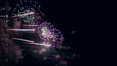 exhibición de fuegos artificiales para la celebración de la víspera de año nuevo con un gran espectáculo de fuegos artificiales multicolor abstracto con luces bokeh en el cielo nocturno