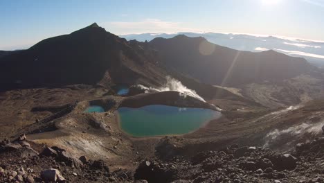 los lagos esmeralda después del amanecer