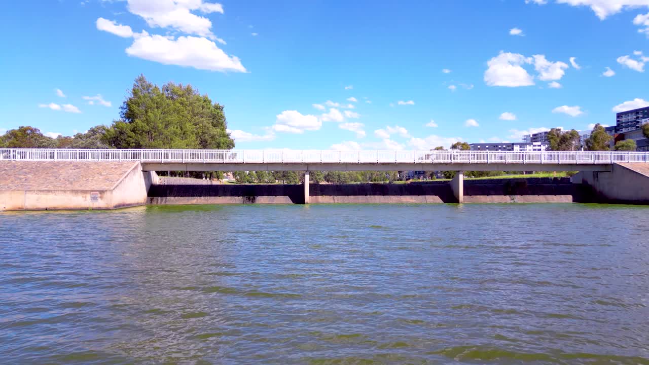 호주 캔버라의 tuggeranong 시내에 인접한 tuggeranong 호수를 가로지르는 비행