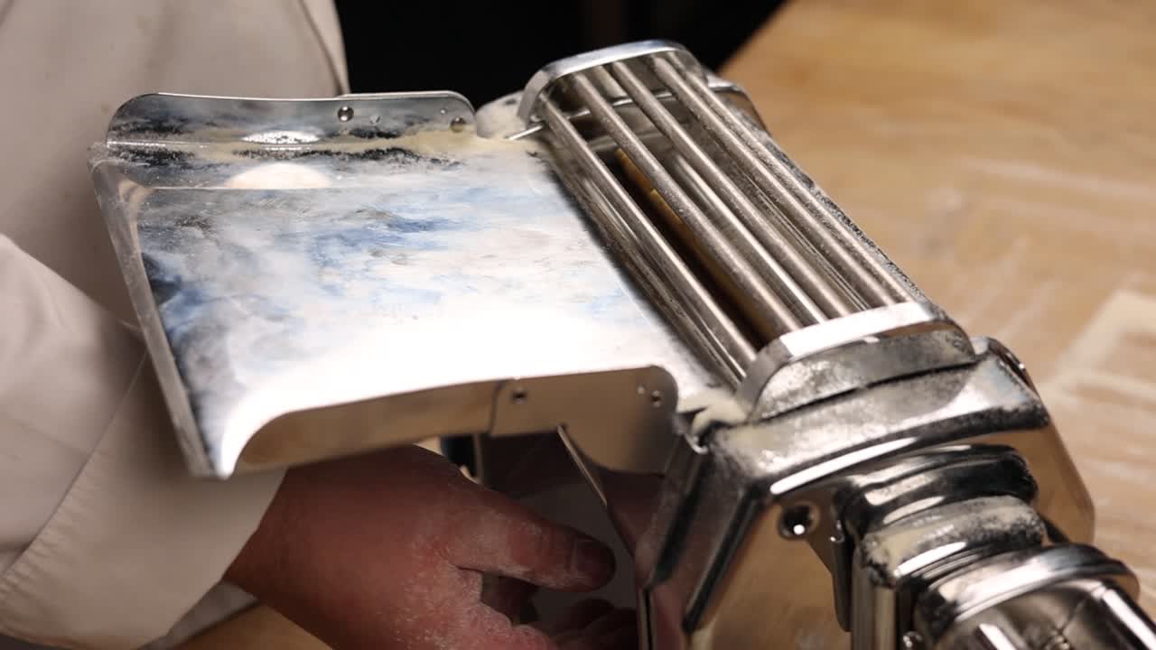 fabricação de massas com uma máquina de massas