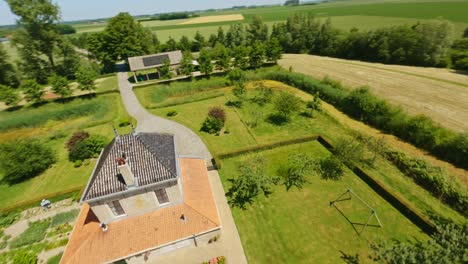 Drone-Fpv-Volador-Alrededor-De-Una-Granja-En-El-Campo-Holandés