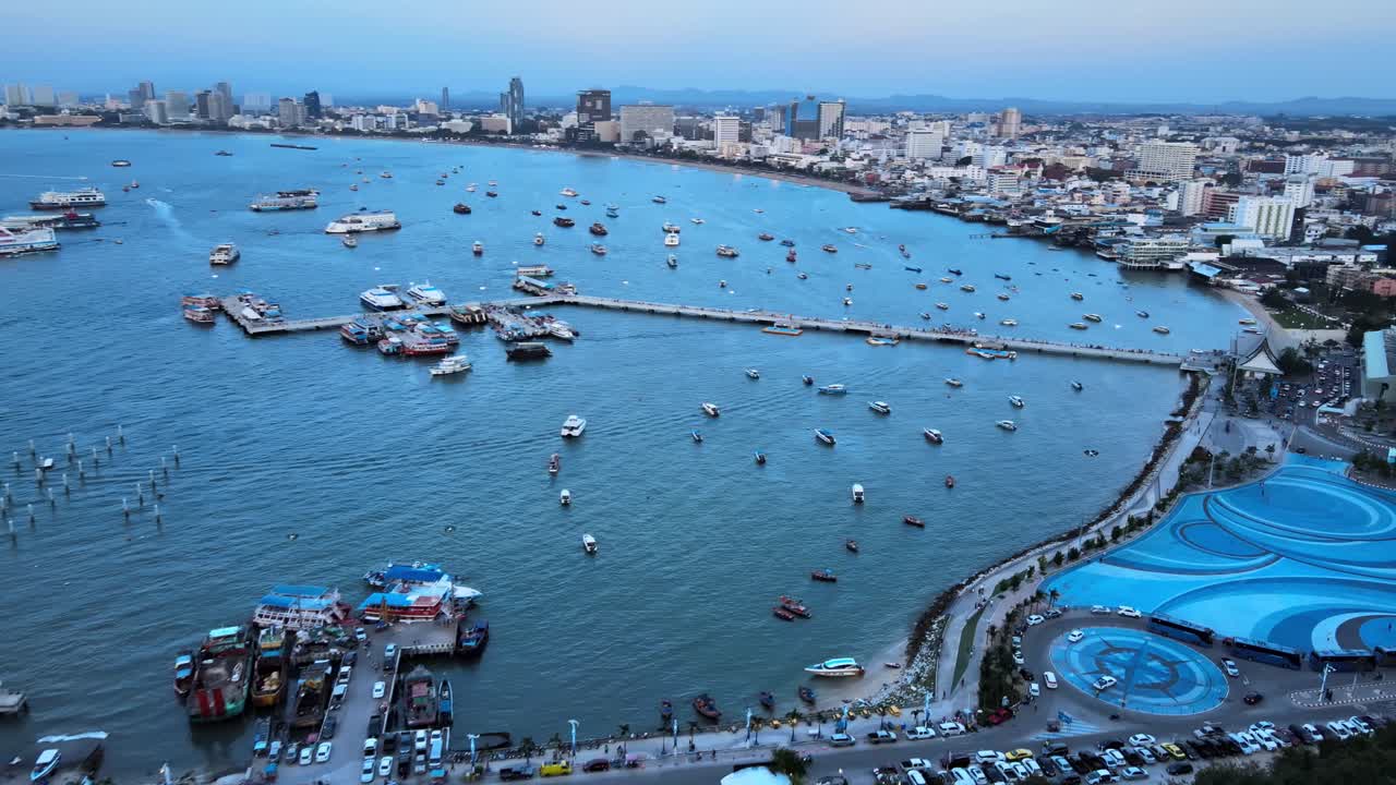 imágenes aéreas de drones 4k de la bahía de pattaya