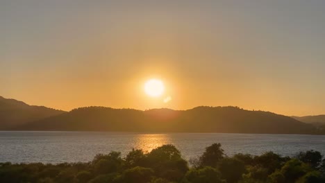 Vista-Del-Atardecer-En-Unas-Montañas-Paradisíacas-Sobre-El-Río