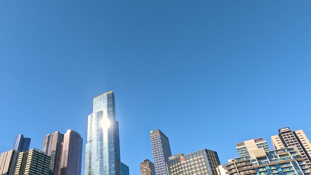 澄み切った青空の下の高層ビル