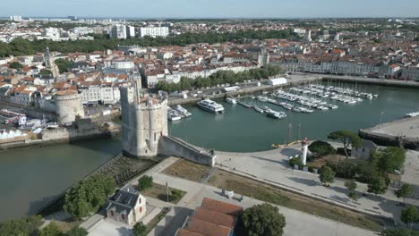 Antiguo-Puerto-De-La-Rochelle-Con-Cadena-Y-Torres-De-San-Nicolas,-Francia