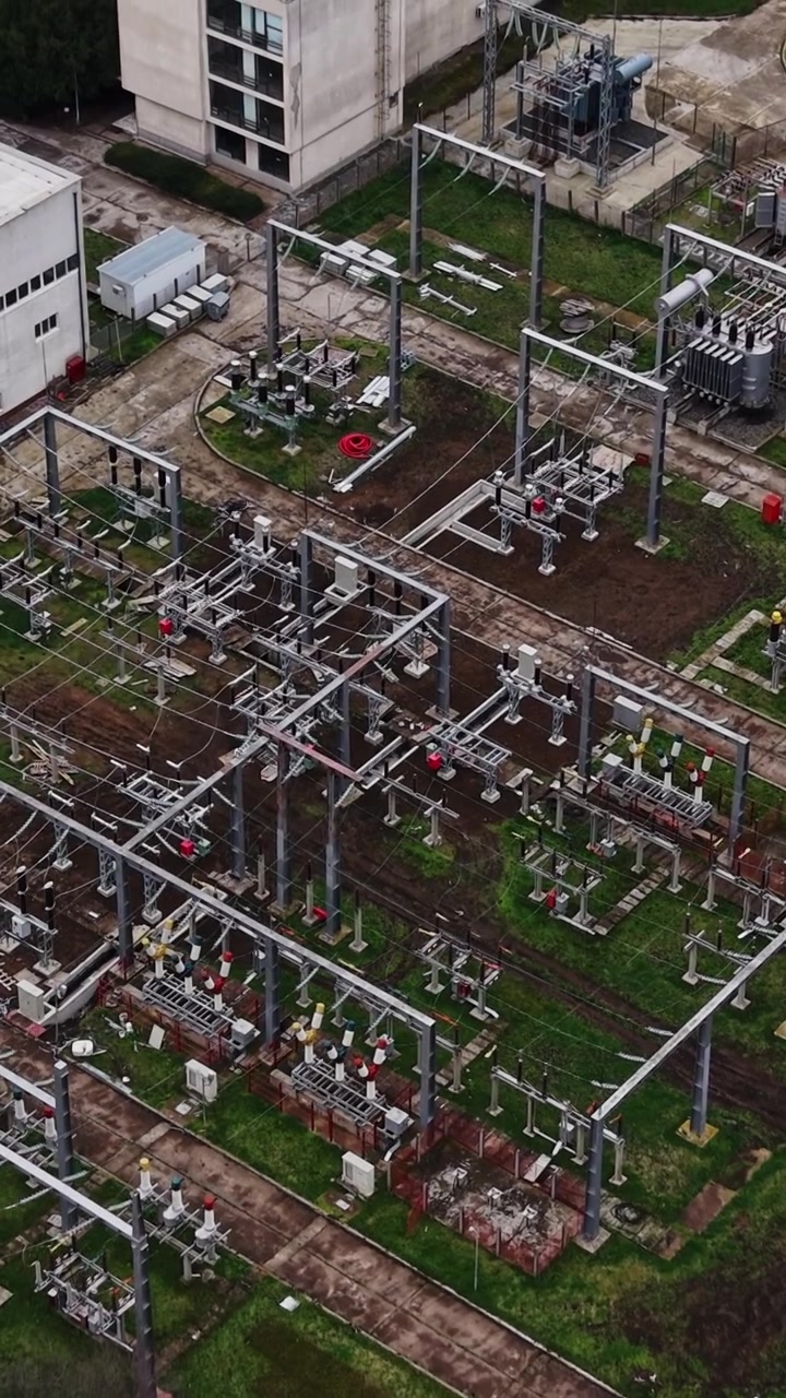 Panoramica di una sottostazione elettrica e dell'area circostante