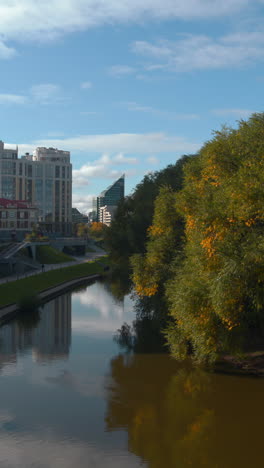 осенняя городская речная сцена