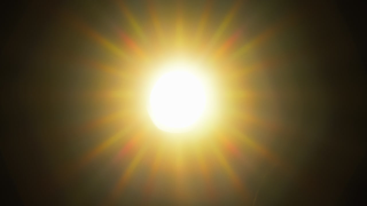 rayos de luz brillando a través de la vieja lente de la cámara, mientras que las cuchillas del diafragma se están abriendo y acercando