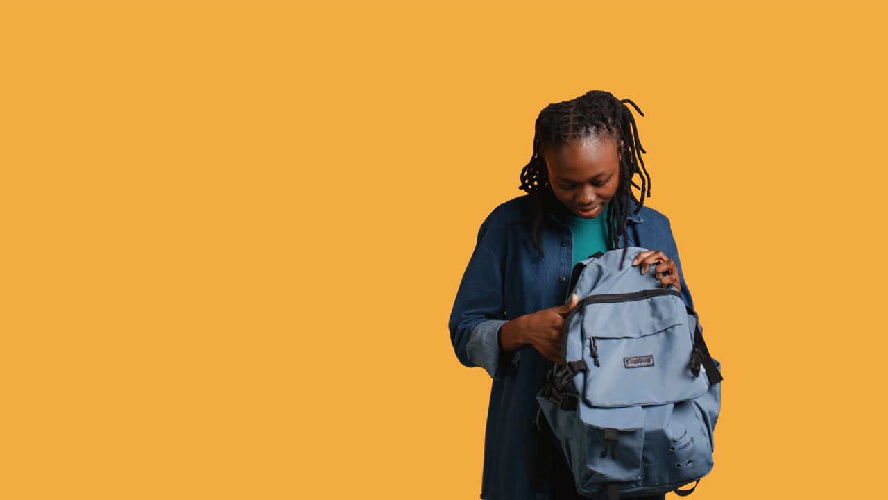 chica sacando materiales de clase de negocios de la mochila, fondo de estudio