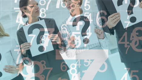 animación de números que caen sobre personas con signos de interrogación