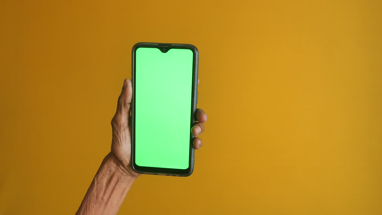 fotografía de mujeres mayores usando un teléfono inteligente con pantalla verde.