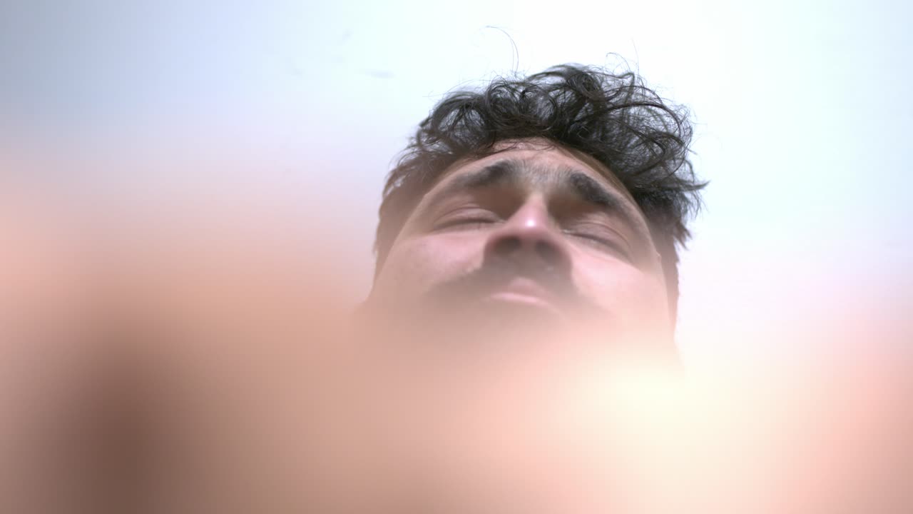 un hombre que sufre de depresión llorando