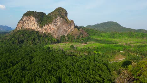 paisaje de las montañas rocosas de krabi cliff