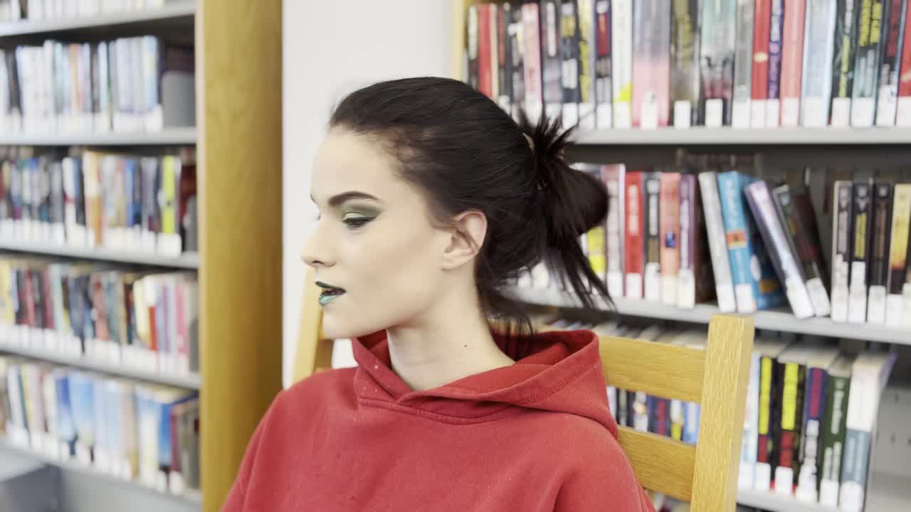 donne dai capelli scuri che si truccano