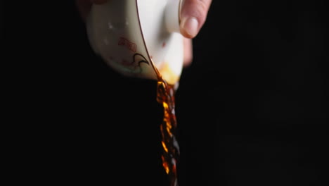 vertiendo té