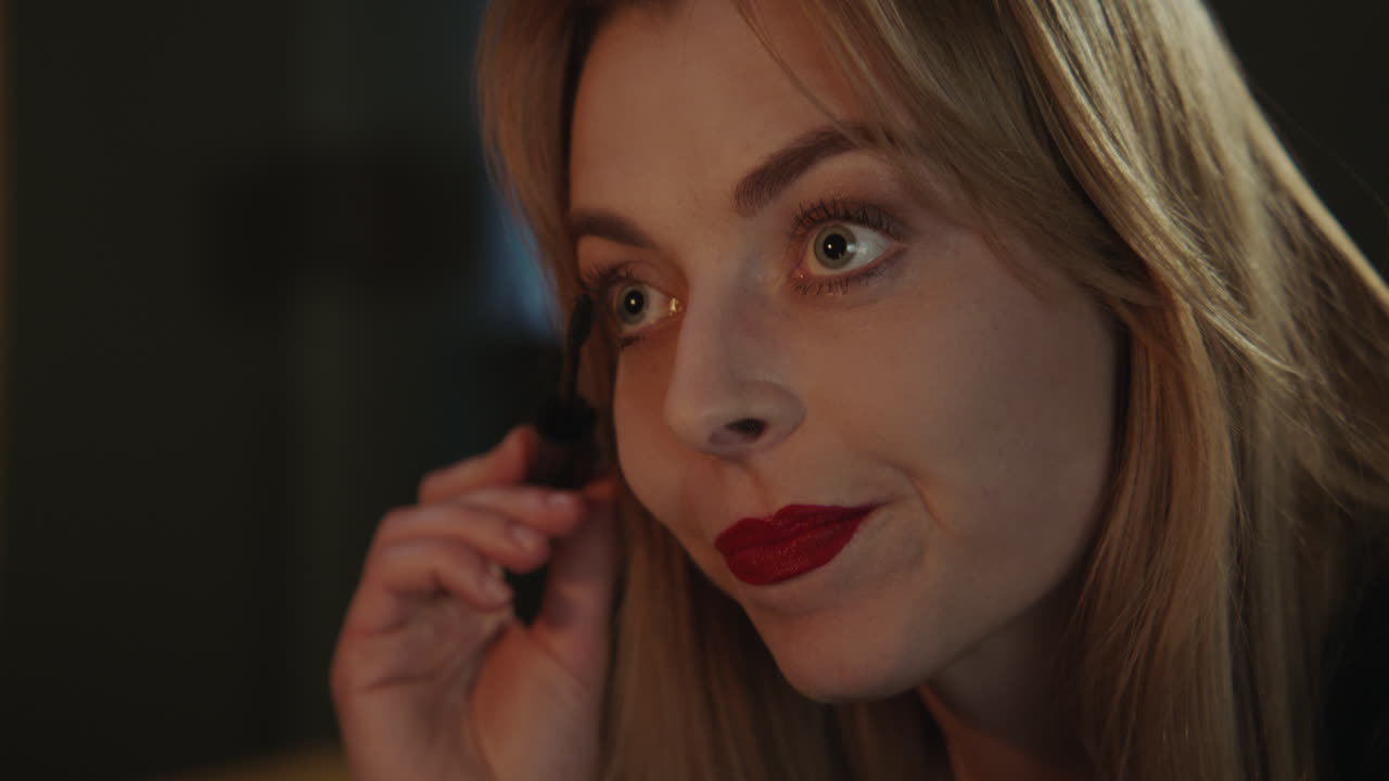 mujer aplicando maquillaje