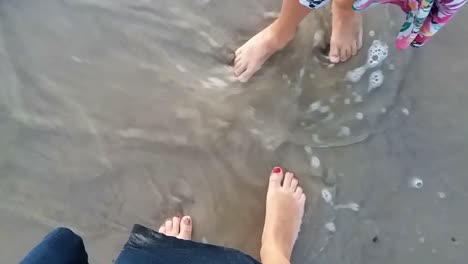 Damas-Y-Niñas-Pies-En-La-Arena-De-La-Playa