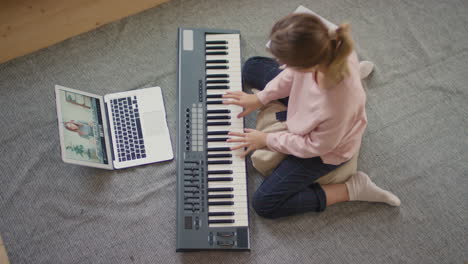 girl learning piano online