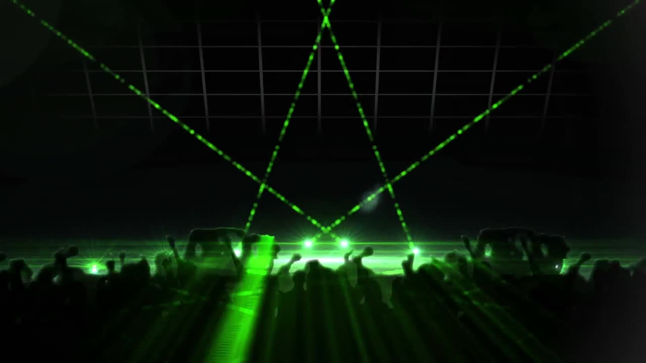 decoraciones de luz de hadas y marco de ventana contra las luces de la discoteca sobre la silueta de personas bailando