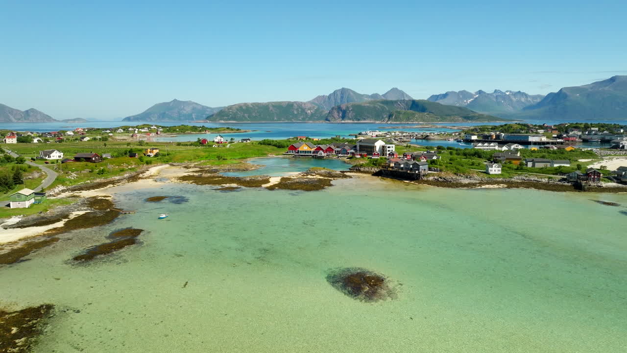 Krystalklart vand ved Sommarøy Arctic Hotel Tromsø, naturskønt luftfoto