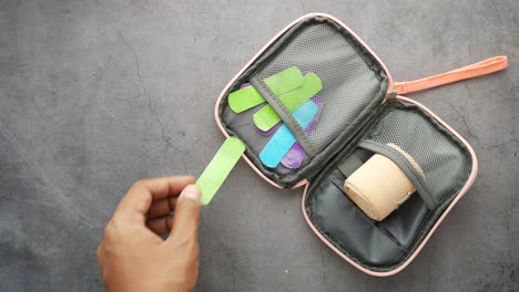 vendaje adhesivo y una bolsa en la mesa,