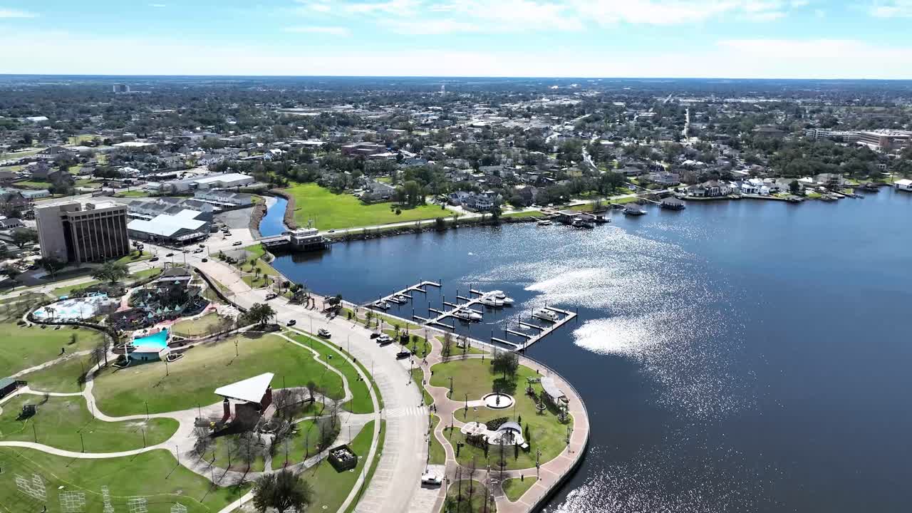Vista de drone da área suburbana de Lake Charles, Louisiana, em um dia ensolarado