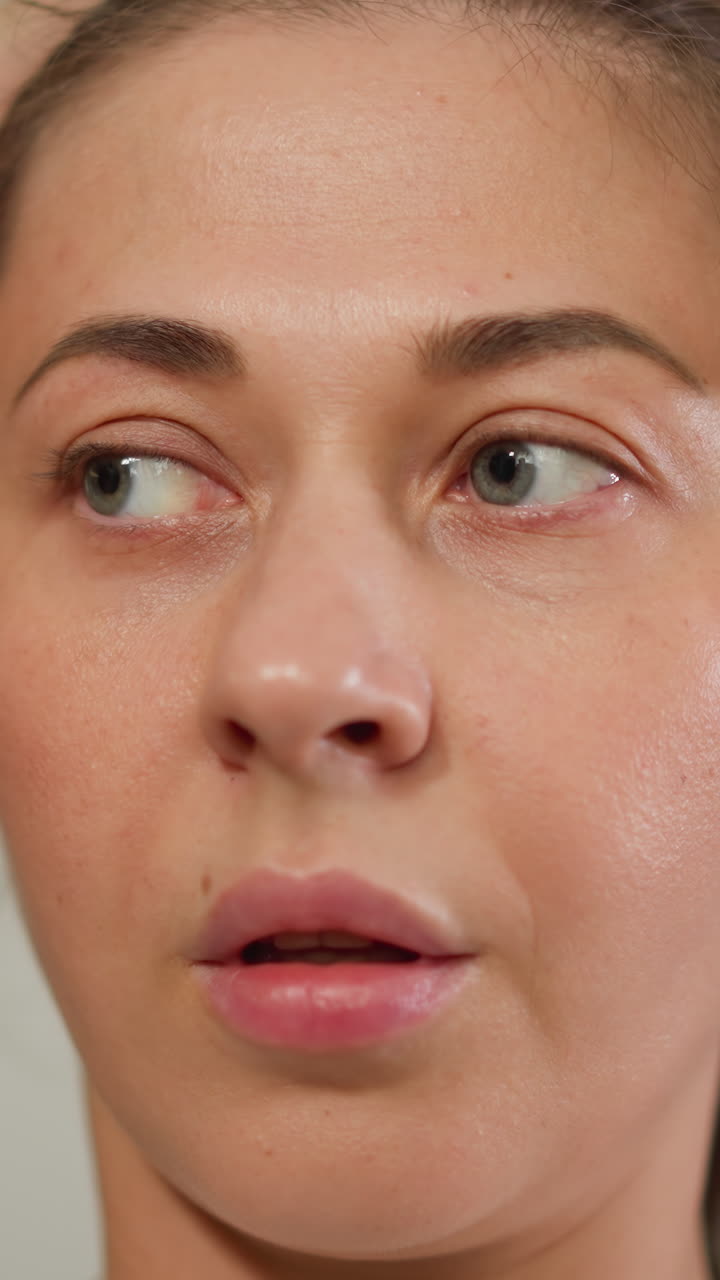 una mujer agitada está de pie en la habitación agarrándose de cerca a la cabeza. una mujer lucha con emociones angustiosas buscando la manera de hacer frente a los desafíos. pensó en los problemas