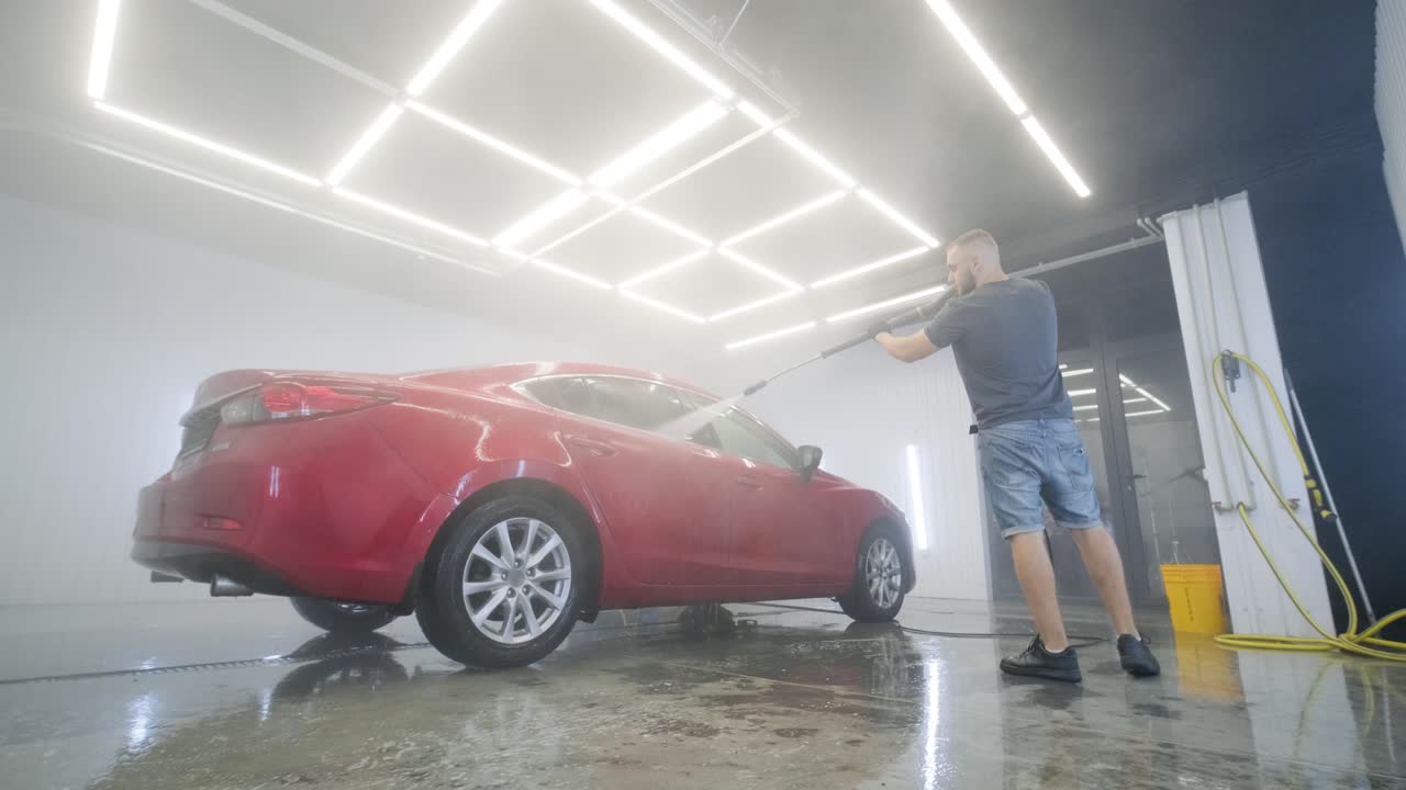 자동차 세탁: 거품과 고압 물로 청소.