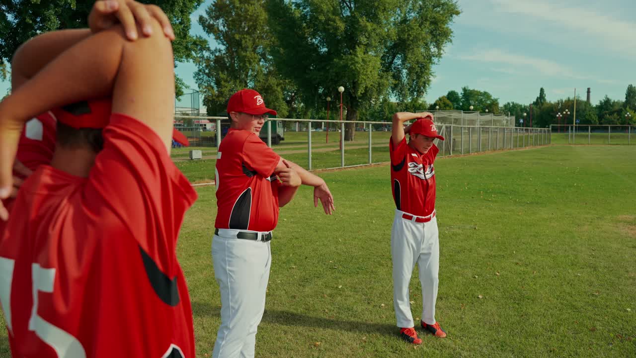 Squadra di baseball che si allunga sul campo