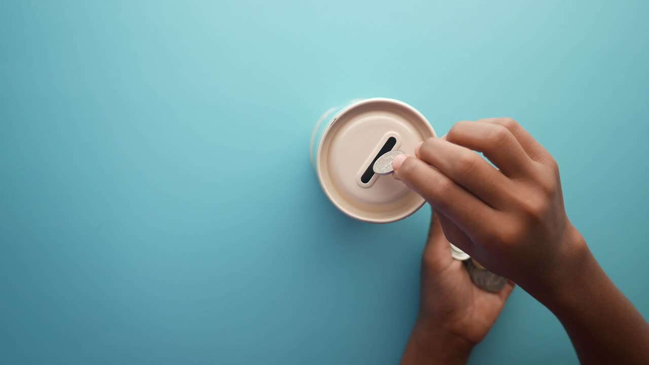 ahorrando monedas en una alcancía