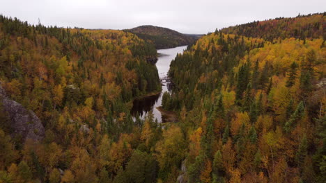 vista aérea de drones de la caída del parque nacional de aiguebelle