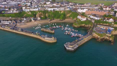 Aerial-Overhead-View-Of-Boat-Manoeuvring-In-Newquay-Harbour,-Cornwall,UK