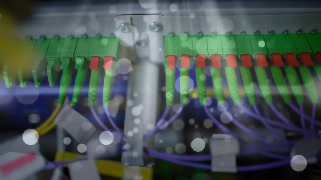 animación de puntos de luz que se mueven sobre servidores de computadoras