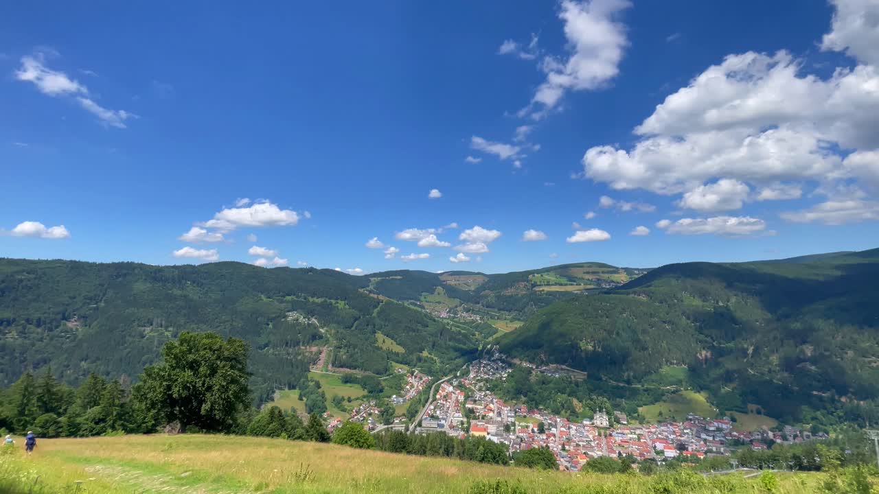 계곡 에 있는 도시 의 경치 좋은 산 풍경