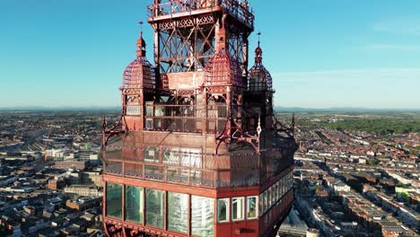 Vuelo-Aéreo-De-Drones-Alrededor-De-La-Plataforma-De-Observación-De-Las-Torres-De-Blackpool-Que-Muestra-El-Suelo-De-Cristal-Y-El-Horizonte-De-La-Costa