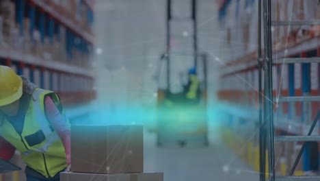 trabajador de almacén comprobando paquetes