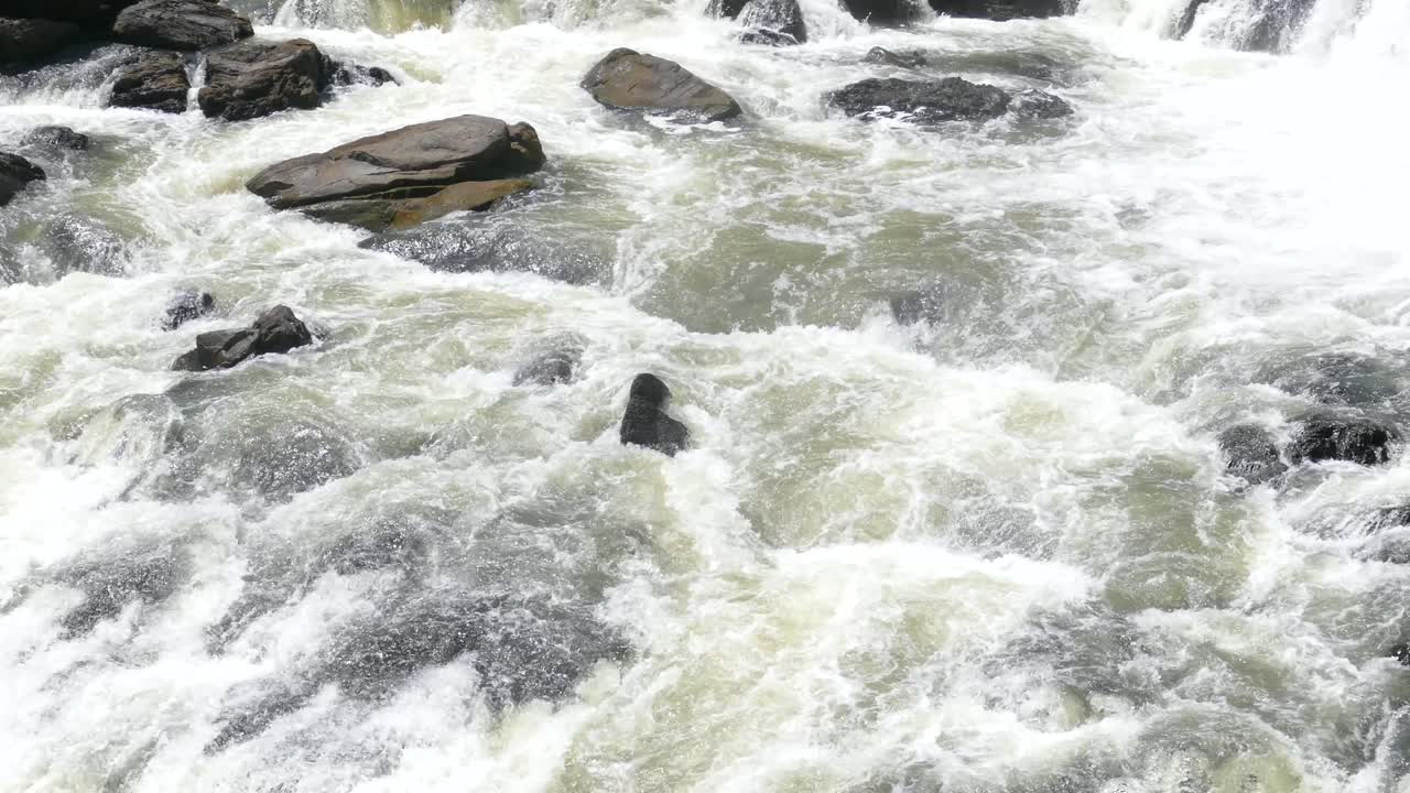 바위 사이로 강한 흐름이 흐르는 거품 강의 경치