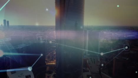 animación de puntos conectados con líneas sobre vista aérea de la ciudad moderna contra el cielo