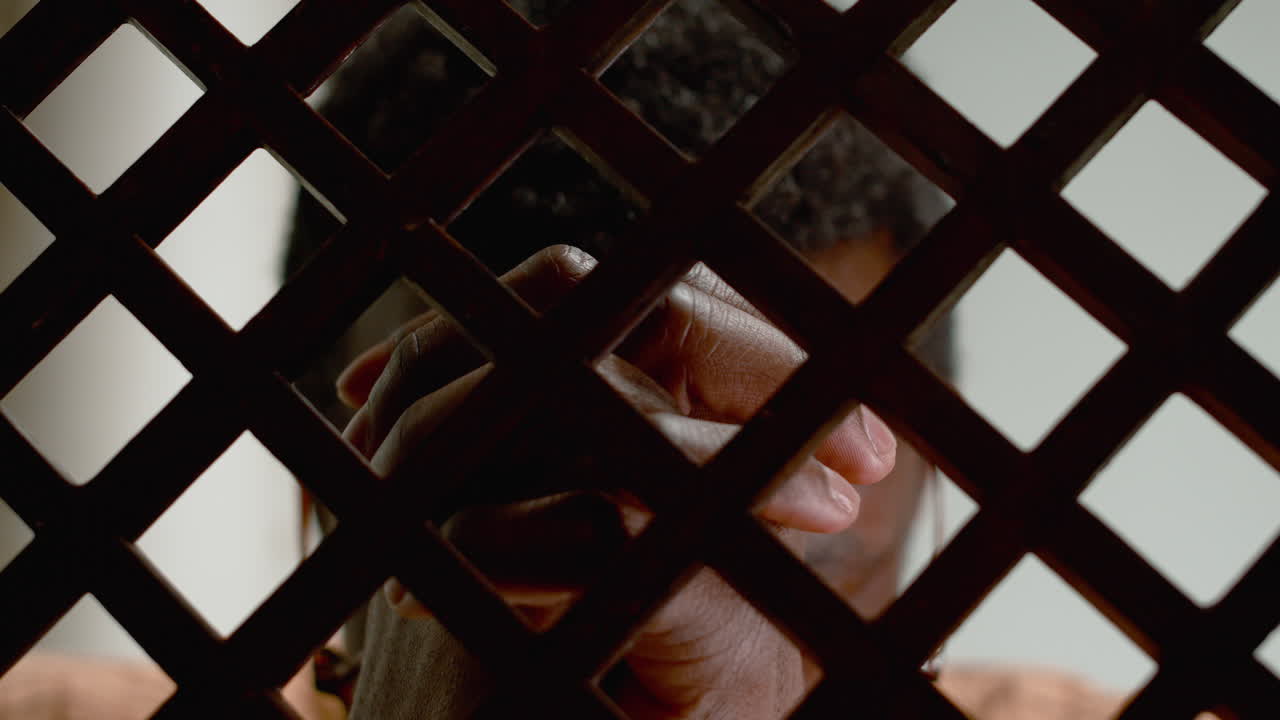 아프리카계 미국인 남자가 고백합니다.