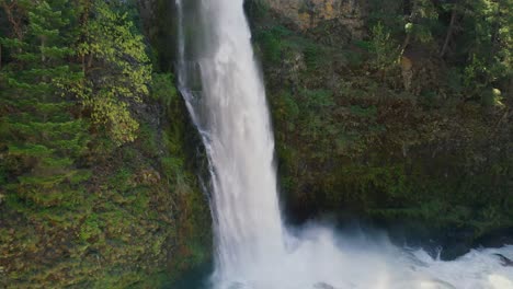 Mill-Creek-Cae-En-El-Sur-De-Oregon-En-El-Río-Rogue-Superior