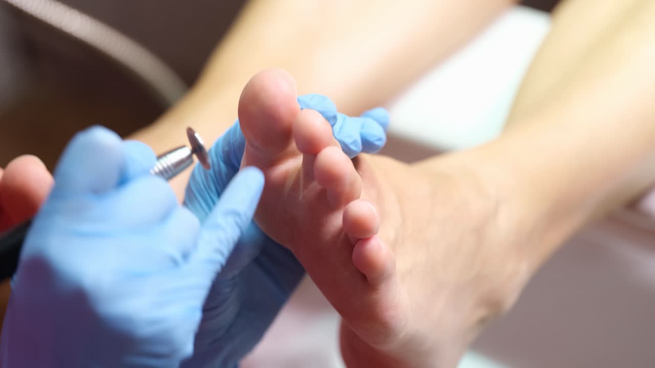 Podólogo realizando una pedicura