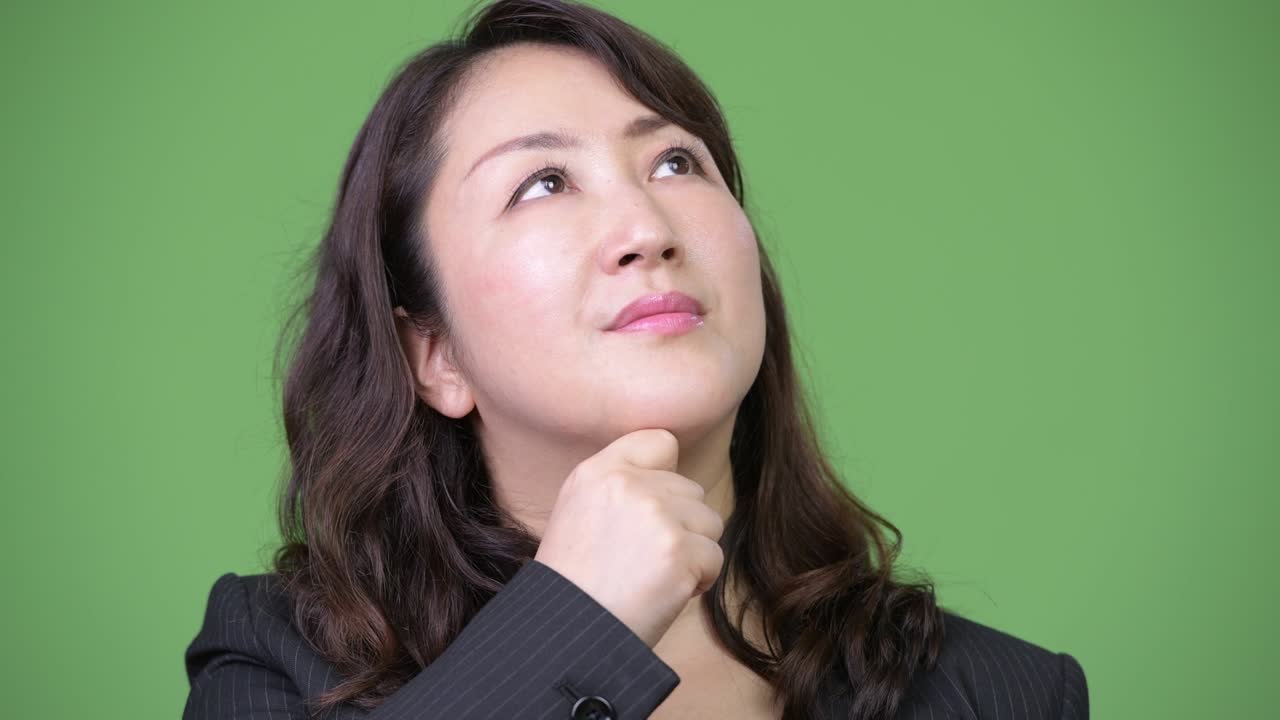 성숙하고 아름다운 아시아 사업가 생각