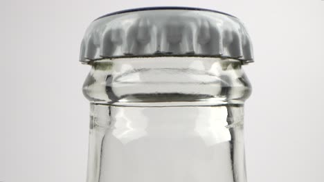 primer plano de una botella de cerveza de vidrio sellada, macro disparo estático