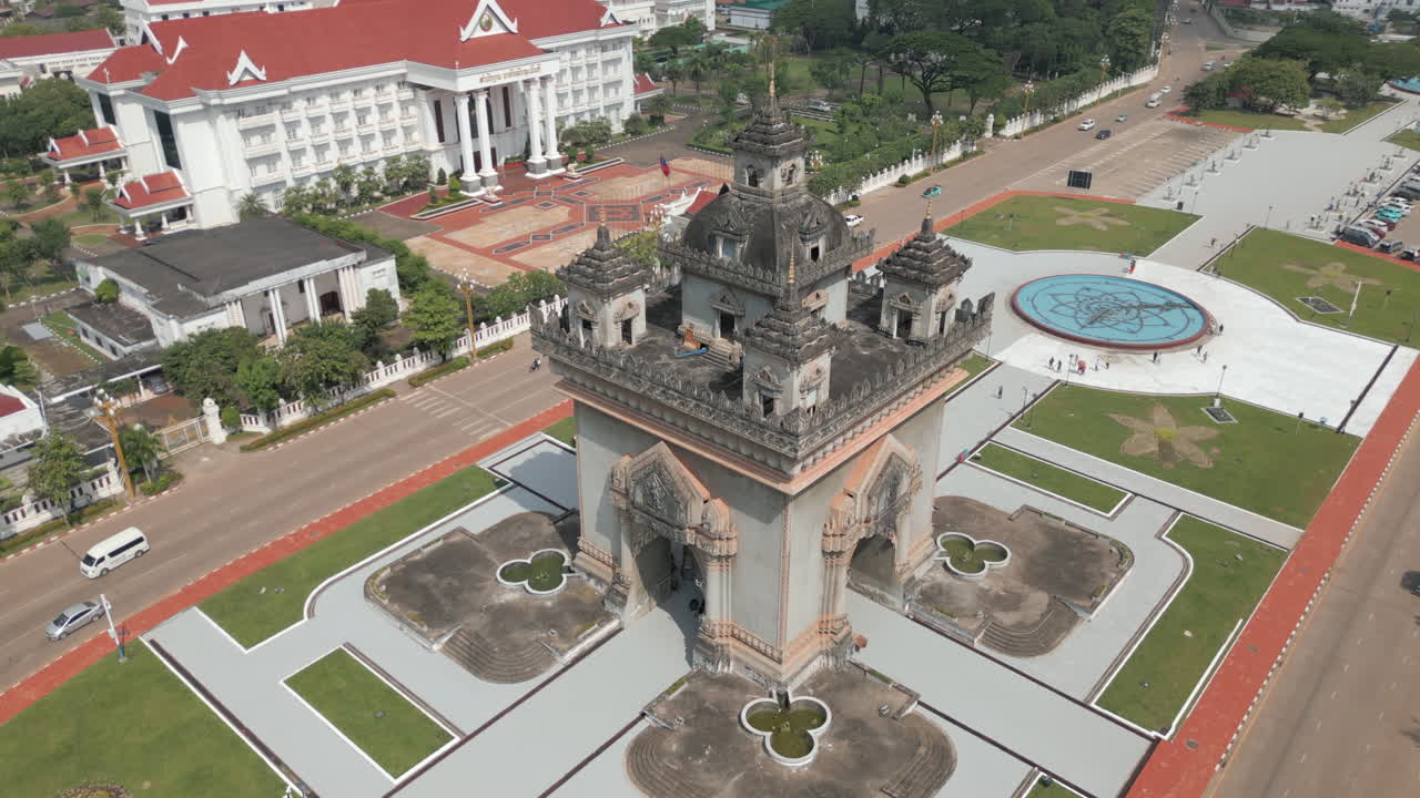 Tượng đài chiến tranh nổi tiếng Patuxai ở trung tâm Viêng Chăn, Lào, drone bay vòng quanh