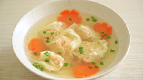 Sopa-De-Albóndigas-De-Camarones-En-Tazón-Blanco---Estilo-De-Comida-Asiática