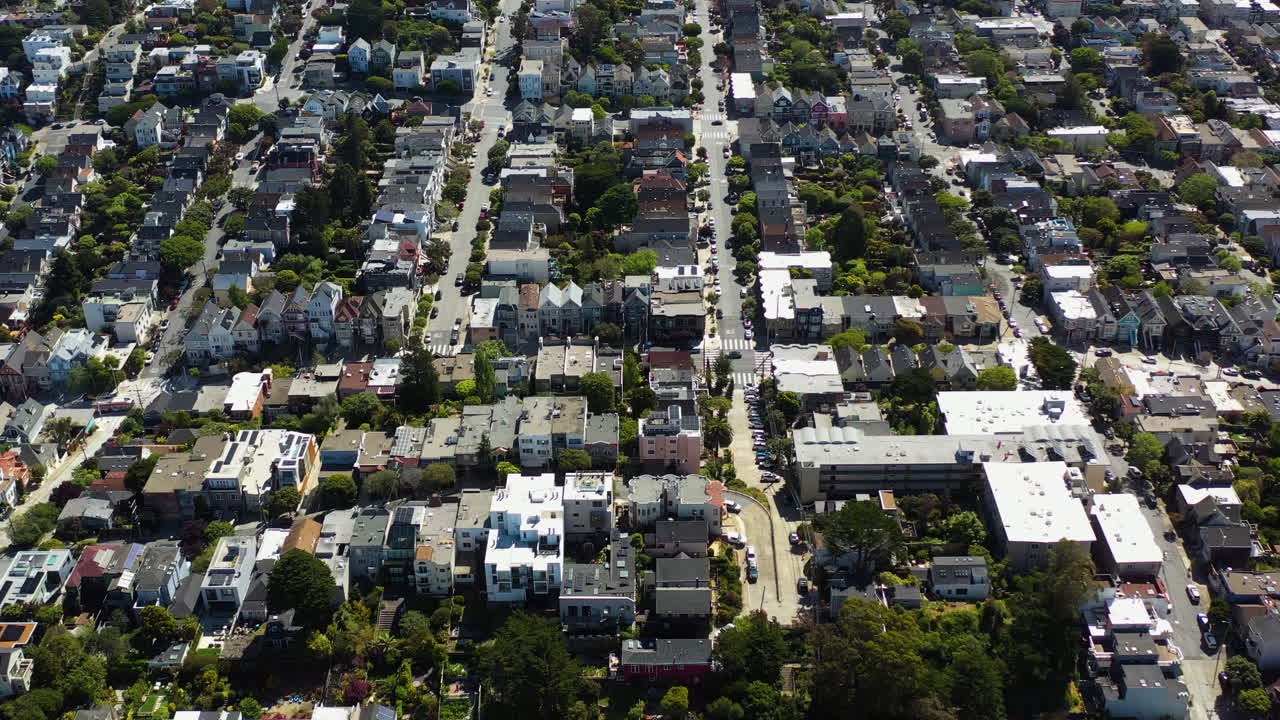 aerial: vista general de una densa comunidad de casas californianas en san francisco, estados unidos